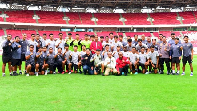 Presiden Jokowi didampingi Ketua Umum PSSI Erick Thohir bertemu dengan para pemain Timnas Indonesia U-20.