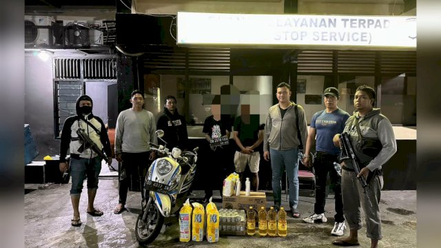 Unit Reskrim Polsek Mamajang saat mengamankan dua pelaku pencurian sembako di Makassar/Ist