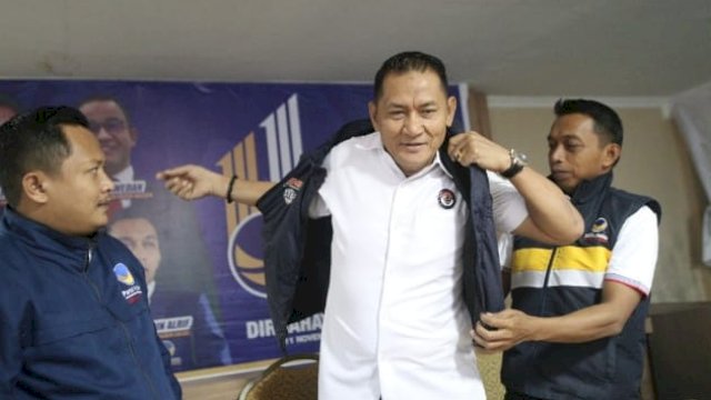 Prosesi penjaketan 'Puang Tindiz' sebagai simbol bergabungnya dengan Nasdem. (Ist)