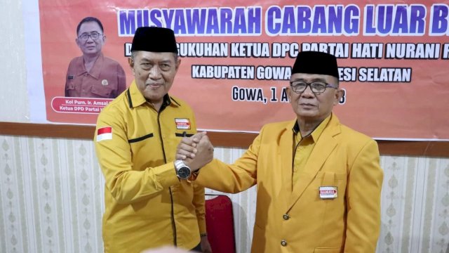 Zainuddin Qayyum (Kanan) Ketua DPC Partai Hanura Gowa terpilih. (Ist)
