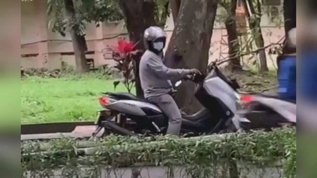 Tangkapan video aksi pengendara motor saat memamerkan alat kelaminnya di are Unhas 
