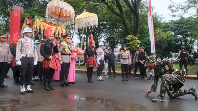 Salah satu personel Brimob yang melakukan penyambutan ke Kapolda Sulsel baru dengan tradisi angngaru (ist)