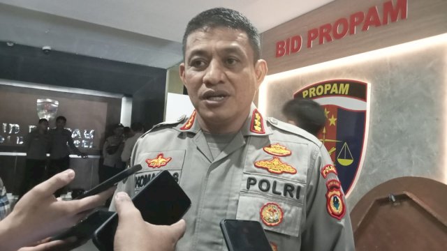 Kabid Humas Polda Sulsel, Kombes Pol Komang Suartana saat diwawancarai awak media di Mapolda Sulsel (Portal Media/Aldy)