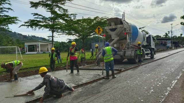 Dinas Pekerjaan Umun dan Tata Ruang (PUTR) sementara melakukan rekonstruksi Jalan Ruas Burung-burung- Bili-bili, Kabupaten Gowa/Ist
