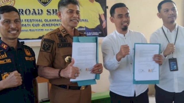 Ketua Komite Olahraga Masyarakat Indonesia (KORMI) Kabupaten Jeneponto, Muh Arifin Nur melakukan penandatanganan kerja sama Memorandum of Understanding (MoU) dengan Pimpinan Pegadaian Cabang Jeneponto, Andi Vivin Budi Permana. (IST).