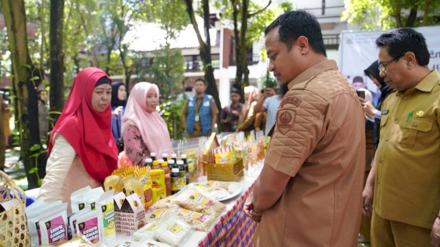  Gubernur Sulawesi Selatan (Sulsel) Andi Sudirman Sulaiman saat meninjau salah satu tenant Bazar Gempita Ramadan/Ist