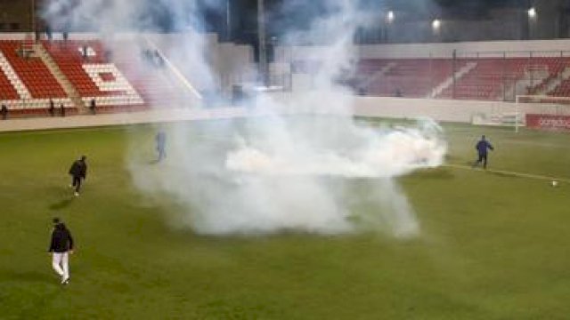 Momen saat Israel menembakkan gas air mata ke Timnas Palestina. Foto: ist