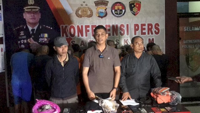Kasat Reskrim Polres Gowa, AKP Bahtiar (tengah) saat merilis ke 18 remaja pelaku tawuran. (Ist)