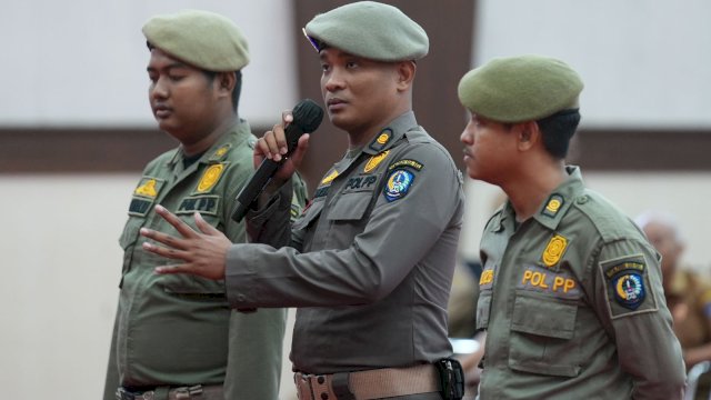 Tiga personil Satuan Polisi Pamong Praja (Satpol PP) diganjar penghargaan oleh Gubernur Sulsel setelah mengamankan jukir liar yang membawa senpi.