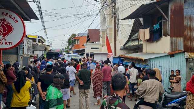 Sejumlah warga yang memadati lokasi penemuan jasad pria di Jalan Pampang, Kecamatan Panakkukang, Kota Makassar, Sulawesi Selatan. Foto: ist