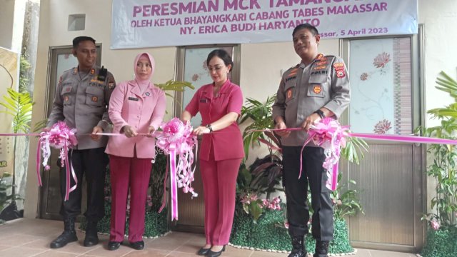 Kapolrestabes Makassar, Kombes Pol Budhi Haryanto didampingi Wakapolrestabes Makassar, AKBP Budi Susanto berserta para istri meresmikan MCK di TPA Antang, Kota Makassar (Portal Media/Aldy) 
