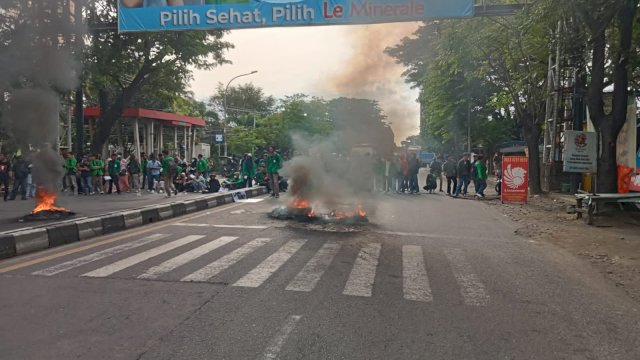 Ratusan mahasiswa yang memblokade Jalan Sultan Alauddin, Makassar. Foto: Portalmedia.id/Aldy