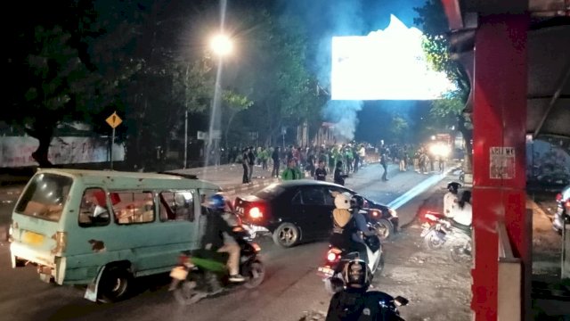 Ratusan mahasiswa masih melakukan blokade jalan hingga malam di satu jalur Jalan Sultan Alauddin, Makassar (Portal Media/Aldy)