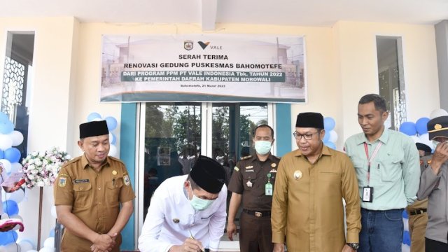  Serah Terima Renovasi Hibah Pelayanan Kesehatan Masyarakat (PKM) Bahomotefe kepada Pemerintah Daerah (Pemda) Kabupaten Morowali yang ditandai dengan penandatanganan Serah Terima Berita Acara dan Prasasti, Selasa (21/3/2023), di Bahomotefe, Bungku Timur, Morowali, Sulteng/Ist