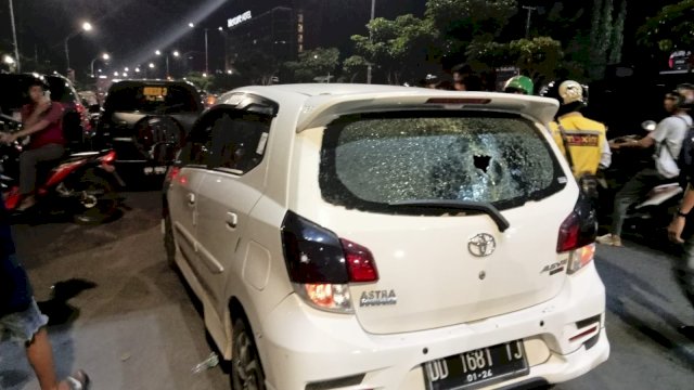 Salah satu mobil menjadi sasaran amuk massa aksi demo tolak UU Cipta Kerja di Makassar (Portal Media/ Aldy)