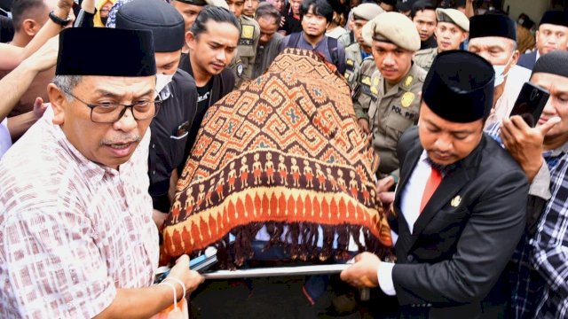 Gubernur Sulsel, Andi Sudirman Sulaiman saat melepas jenazah Wakil Bupati Luwu, Syukur Bijak di RSUP Wahidin Sudirohusodo, Kamis 6 April 2023/Ist
