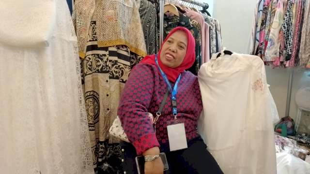 Tenant BungaQu Pamerkan Busana Muslim dengan Harga Terjangkau di Trend Hijab Expo 2023