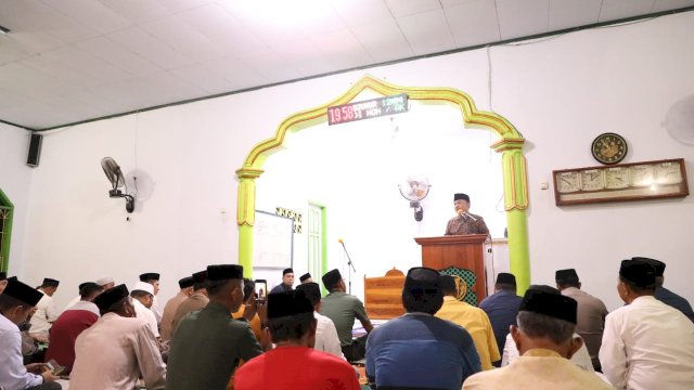 Bupati Bantaeng, Ilham Azikin saat bersama masyarakat Kecamatan Pa'jukukang, di Masjid Al Magfirah, Dusun Birea, Kamis, 6 April 2023, malam. (IST).