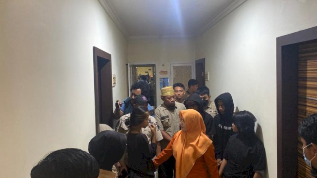 Petugas yang mengamankan salah satu PSK di salah satu penginapan kelas melati di Kecamatan Panakkukang Kota Makassar, Sulsel (Portal Media/Aldy) 