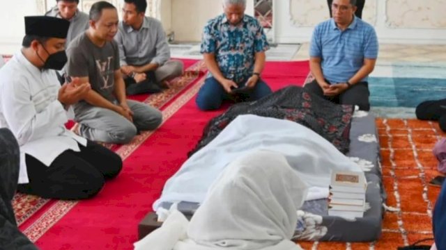 Gubernur Sulsel, Andi Sudirman Sulaiman, melayat ke rumah duka, di Jalan Bonto Mangape, Makassar.