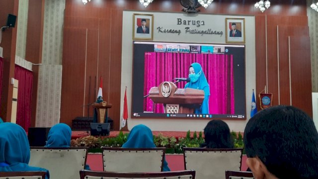 Ketua Tim Penggerak PKK Provinsi Sulawesi Selatan (Sulsel), Naoemi Octarina, memberikan arahan usai melantik Andi Herfida Attas sebagai Ketua TP PKK Bulukumba.