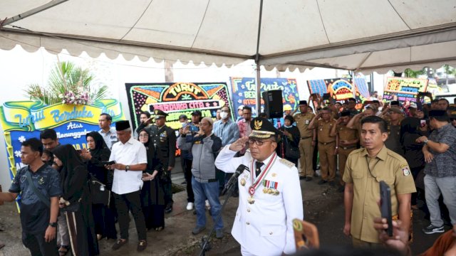 Wali Kota Makassar Danny Pomanto saat memimpin Pelepasan dan Persemayaman Almarhum Rapsel Ali. Foto: ist
