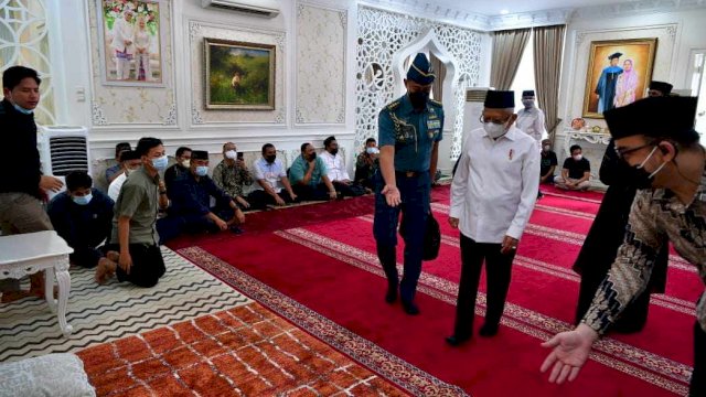Wakil Presiden KH Ma'ruf Amin saat melakukan takziah di rumah duka almarhum H. Muhammad Raps Ali. Foto: ist