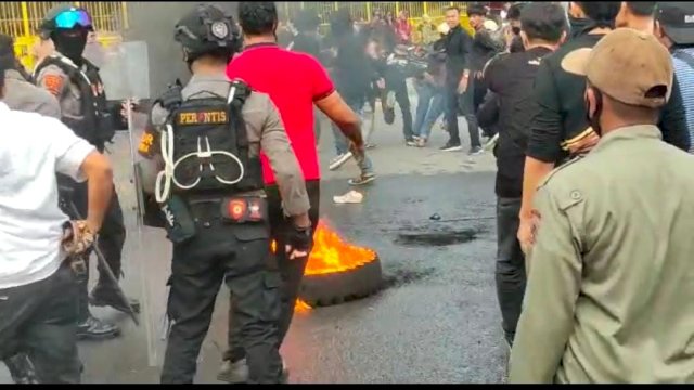 Aksi demonstrasi yang berujung ricuh di sekitar Mall Mega Zanur Bulukumba, Sulawesi Selatan, Senin (10/4/2024). (IST)