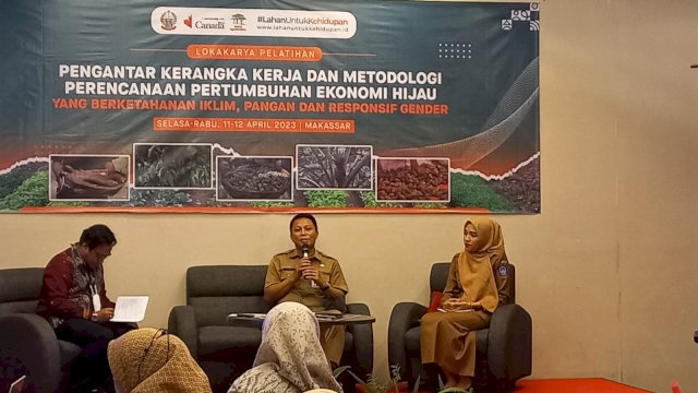 Lokakarya Pelatihan Pengantar Kerangka Kerja dan Metdologi Perencanaan Pertumbuhan Ekonomi Hijau yang Berketahanan Iklim, Pangan, dan Responsif Gender di Hotel Ibis City Centre, Jalan Maipa Kota Makassar. Selasa, 11 April 2023.