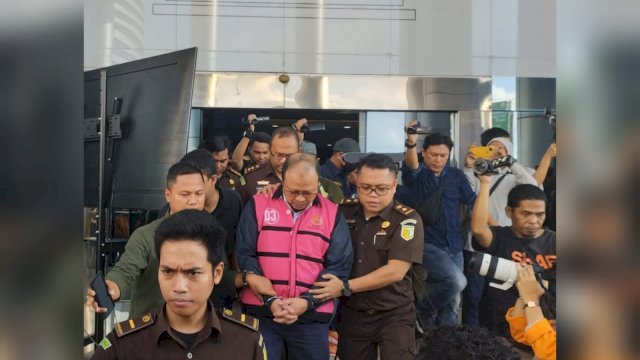 Eks Dirut PDAM Makassar, Haris Yasin Limpo yang digiring petugas Kejati Sulsel. (Portal Media/Aldy)