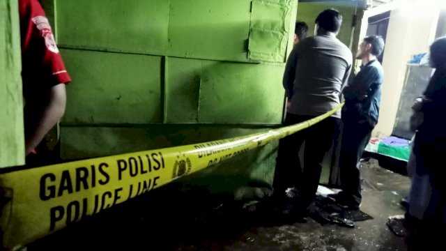 Polisi yang melakukan pemeriksaan terhadap jasad pria nahas yang ditemukan terbujur kaku di rumahnya(Portal Media/Aldy) 