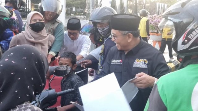 Bagi Takjil di Palopo, Teriakan 'Gubernurku' Bikin  IAS Tersenyum Haru