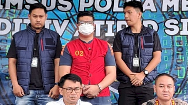 M. Iman Mahlil Lubis (rompi merah)