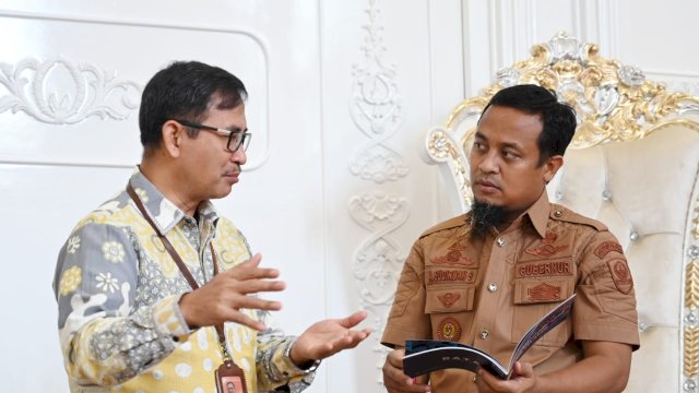 Gubernur Andi Sudirman saat menerima audiensi dari Kepala Badan Pusat Statistik (BPS) Sulsel Suntono di Rumah Jabatan Gubernur Sulsel, Selasa, 11 April 2023/Ist