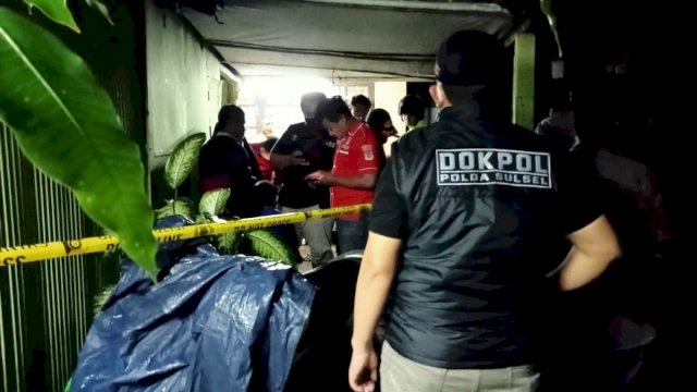 Polisi yang melakukan pemeriksaan terhadap jasad pria nahas yang ditemukan terbujur kaku di rumahnya(Portal Media/Aldy) 