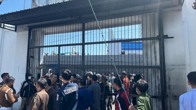Sejumlah simpatisan Danny Pomanto yang memaksa masuk ke gedung Kejati Sulsel saat pemeriksaan kasus dugaan korupsi PDAM Makassar. Foto: Portalmedia.id/Aldy
