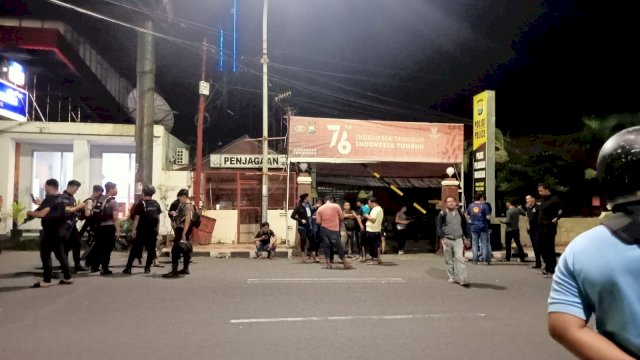 Puluhan personel polisi yang melakukan penjagaan di depan Mapolres Pelabuhan Makassar bersenjata lengkap (Portal Media/Aldy)