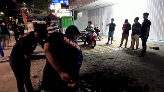 Personel Inafis Polrestabes Makassar yang melakukan olah Tempat Kejadian Perkara (TKP) pembakaran dua unit kendaraan patroli milik polisi (Portal Media/Aldy)
