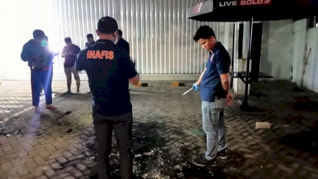 Kondisi pasca perusakan fasilitas polisi di Makasar. Foto: Portalmedia.id/Reza