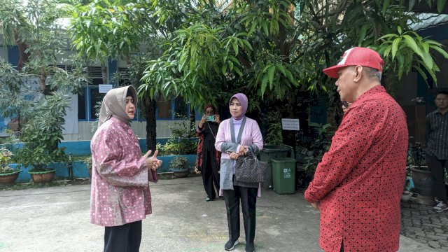 Indira Yusuf Saat mengunjungi sekolah SMP Negeri 7 Makassar Tinjau Penerapan Hasil Studi Tiru. (Ist)