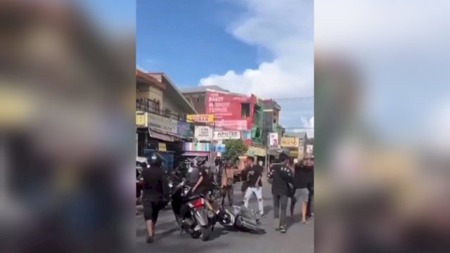 Potongan video viral yang memperlihatkan adu jotos antar pengendara dan rombongan pengantar jenazah. (Ist)