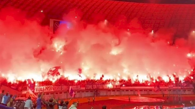 Suporter Persib Bandung nyalakan flare di dalam stadion GBLA akibatnya seisi stadion penuh dengan asap. (twitter: 101ultras)