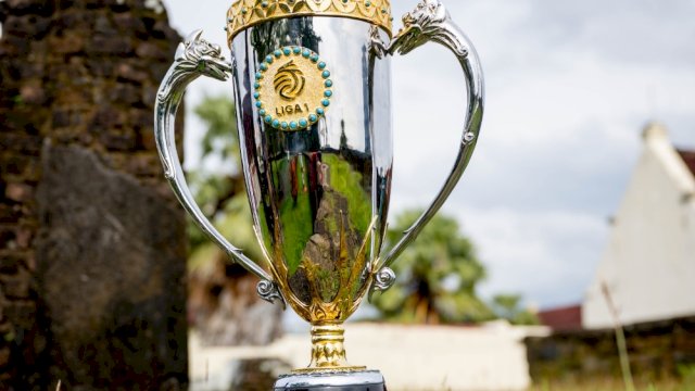 PT Liga Indonesia Baru (LIB) pamer trofi terbaru untuk Liga 1. (LIB)