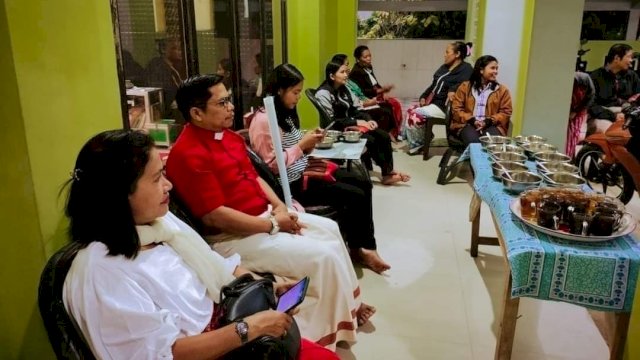 Masjid Jami Madandan, yang berlokasi di Lembang (Desa) Madandan, Kecamatan Rantetayo, Kabupaten Tana Toraja, kembali menggelar buka puasa bersama dengan melibatkan umat Kristiani, Sabtu 15 April 2023.