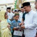 Gubernur Sulsel Diserbu Anak-anak Usai Salat Berjamaah di Masjid Agung Takalar