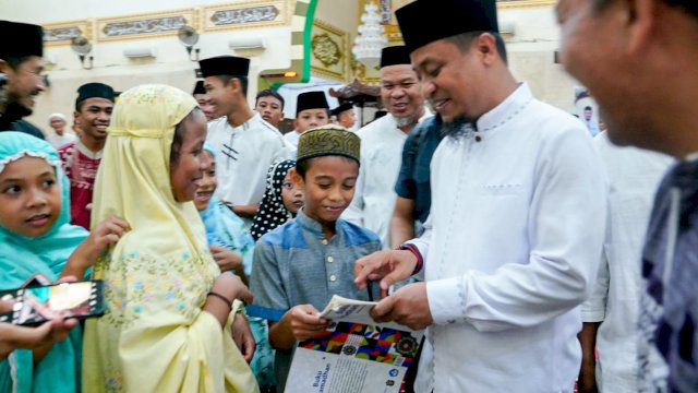 Gubernur Sulsel, Andi Sudirman Sulaiman, melaksanakan Salat Isya dan tarwih di Masjid Agung Kabupaten Takalar.