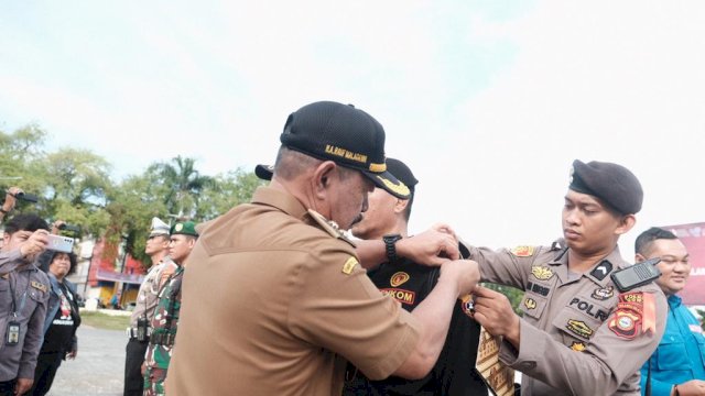 Wakil Bupati Gowa, Abd Rauf saat menyematkan tanda dimulainya operasi ketupat 2023. Foto: dok