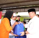 Bupati Bantaeng Serahkan Paket Lebaran kepada 458 Petugas Kebersihan