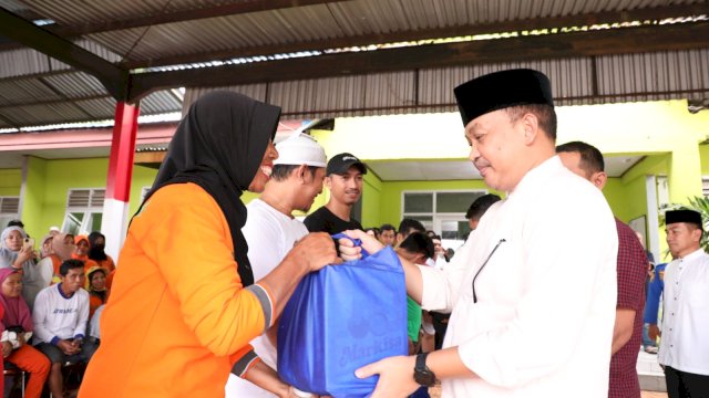 Salah satu petugas kebersihan dan petugas harian Dinas Lingkungan Hidup (DLH) mendapatkan paket lebaran dari Bupati Bantaeng, Ilham Azikin. (IST).