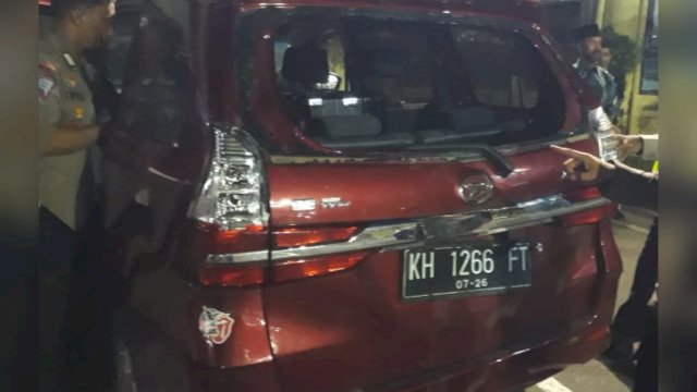 Mobil pemudik yang mengalami kerusakan pada kaca bagian belakang akibat diamuk massa usai dituding pelaku tabrak lari. (Ist)